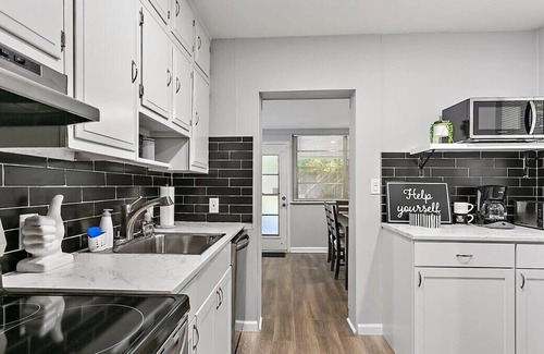 Lakeshore South House | This house is a 2 bedroom(s), 1 bathrooms, located in Jacksonville, FL.