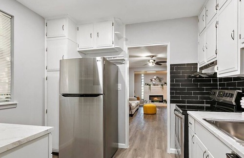 Lakeshore South House | This house is a 2 bedroom(s), 1 bathrooms, located in Jacksonville, FL.