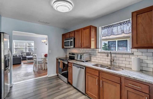 Lakeshore South House | This house is a 2 bedroom(s), 1 bathrooms, located in Jacksonville, FL.