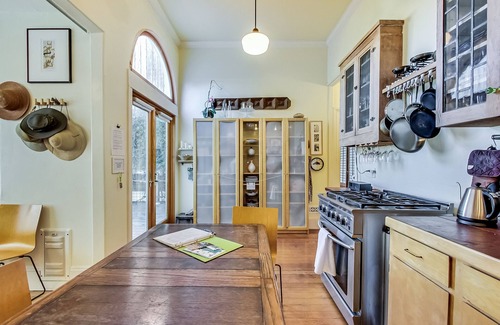 Mission District House | This house is a 2 bedroom(s), 1 bathrooms, located in San Francisco, CA.