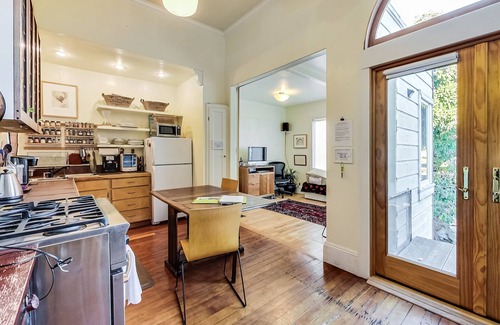 Mission District House | This house is a 2 bedroom(s), 1 bathrooms, located in San Francisco, CA.
