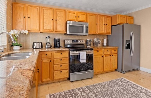 Sacramento House | This house is a 3 bedroom(s), 2 bathrooms, located in Sacramento, CA.
