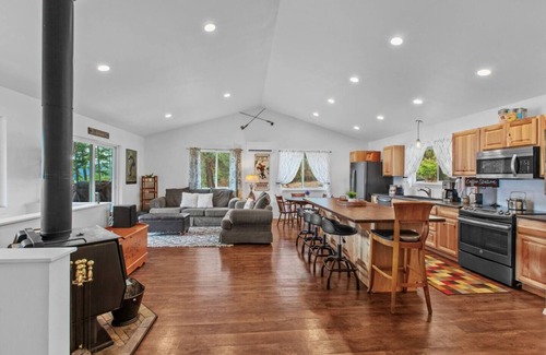 Bayview House | This house is a 3 bedroom(s), 2 bathrooms, located in Bayview, ID.