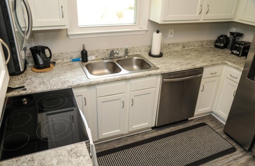 Southside House | This house is a 3 bedroom(s), 1 bathrooms, located in Jacksonville, FL.