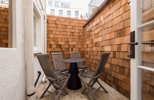 Abingdon House | This house is a 4 bedroom(s), 2 bathrooms, located in London, .