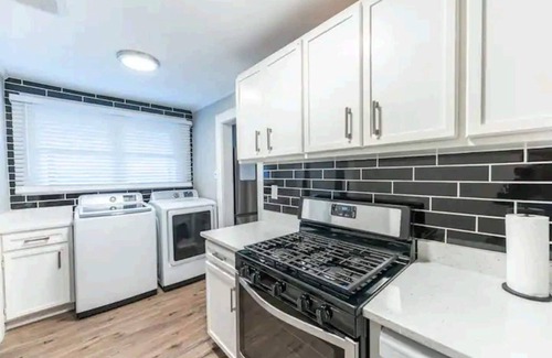 Lake Claire House | This house is a 4 bedroom(s), 2 bathrooms, located in Atlanta, GA.