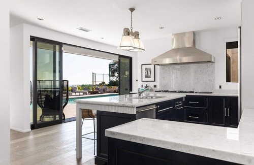 Trousdale Estates House | This house is a 4 bedroom(s), 4.5 bathrooms, located in Beverly Hills, CA.
