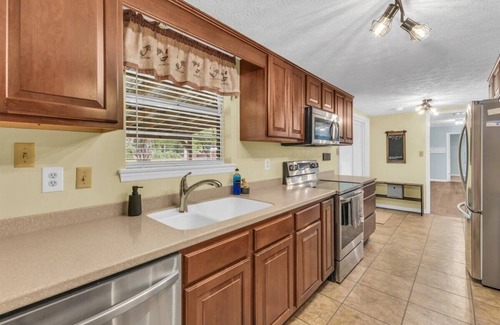 Bloomingdale House | This house is a 4 bedroom(s), 3 bathrooms, located in Bloomingdale , GA.