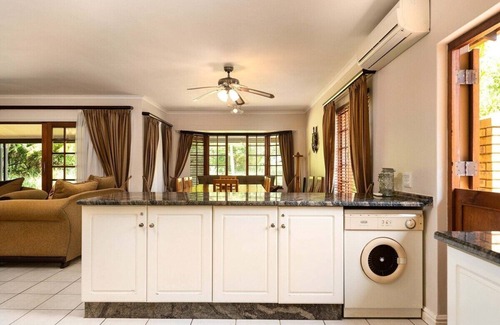 Ballito House | This house is a 4 bedroom(s), 2.5 bathrooms, located in Dolphin Coast, KwaZulu-Natal.