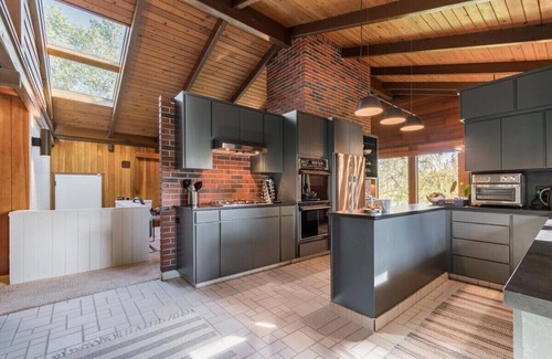 Amazon House | This house is a 5 bedroom(s), 3 bathrooms, located in Eugene, OR.