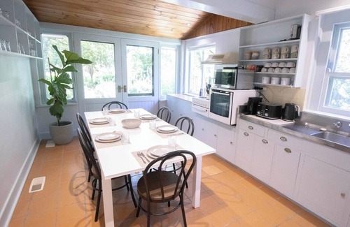 Lake Wendouree House | This house is a 4 bedroom(s), 1 bathrooms, located in Lake Wendouree, VIC.