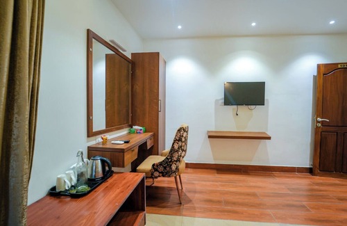 Kochi Villa | This is a 7-room Lakeside villa with a beautiful view and lawn.