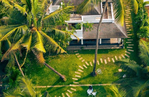 Kochi Villa | This is a 7-room Lakeside villa with a beautiful view and lawn.