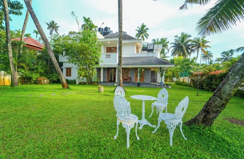 Kochi Villa | This is a 7-room Lakeside villa with a beautiful view and lawn.