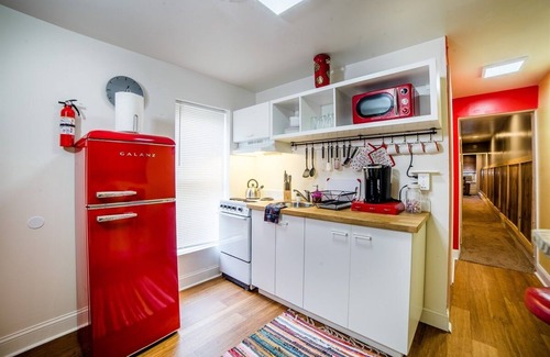 Frankford Apartment | This is a charming 2 bedroom, 1 bath apartment that has been recently remodeled.