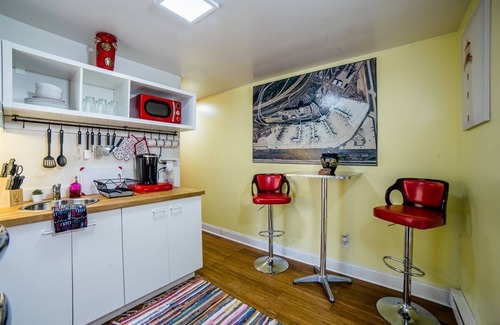 Frankford Apartment | This is a charming 2 bedroom, 1 bath apartment that has been recently remodeled.