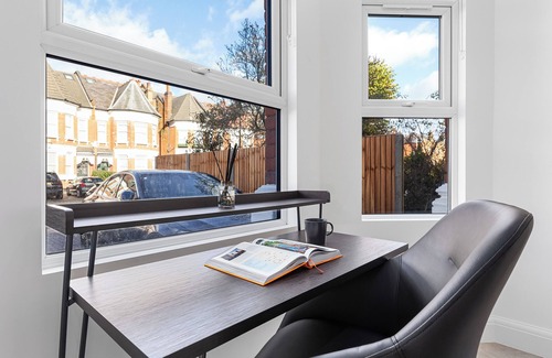 Marylebone Apartment | This is a large 4 bed, 2.5 bath garden apartment in a buzzing neighborhood!