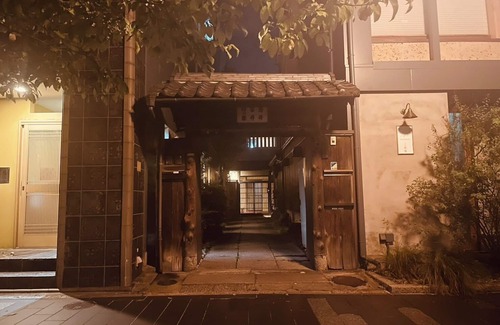 Karasuma House | This is a single building rental of a Kyomachiya that has been in existence since the Meiji Era (1868-1912). The window overlooks the Kamo River and the town of Gion, making it a prime location to enjoy the typical Kyoto scenery.