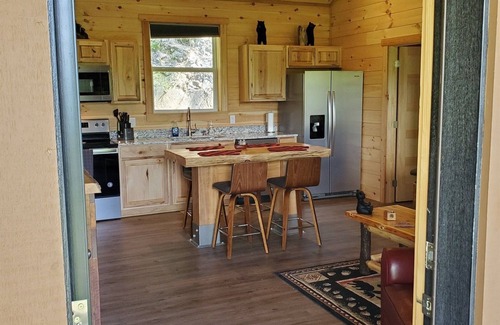Whittier Cabin | This is IT! Near Polar Express, WCU, Casino, Dog friendly, HOT TUB w ROBES!