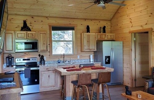 Whittier Cabin | This is IT! Near Polar Express, WCU, Casino, Dog friendly, HOT TUB w ROBES!