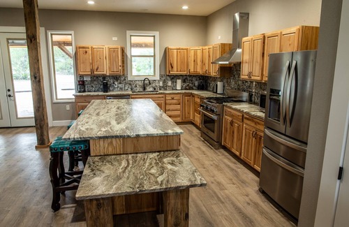 Uvalde Cabin | This is THE place for big groups.