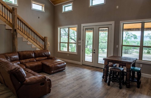 Uvalde Cabin | This is THE place for big groups.