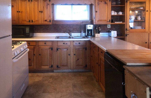 Montrose Cottage | This lakefront cottage is an ideal getaway for a family!