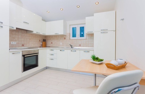 Potirna House | This large and tasteful house with pool by the sea welcomes you to the island of Korcula.