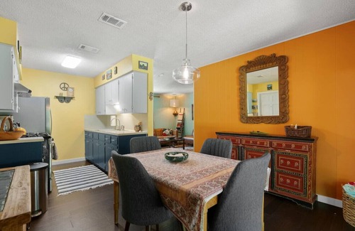 South Manchaca House | This Little Piggie Went to Austin