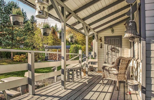 Szemud House | This lively cottage is located in the eastern interior of Poland just 200 meters from the lake.