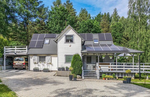 Szemud House | This lively cottage is located in the eastern interior of Poland just 200 meters from the lake.