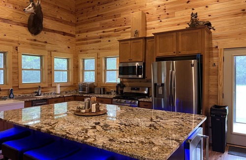 Fort Valley Cabin | This lodge is a 8 bedroom(s), 8.5 bathrooms, located in Fort Valley, GA.