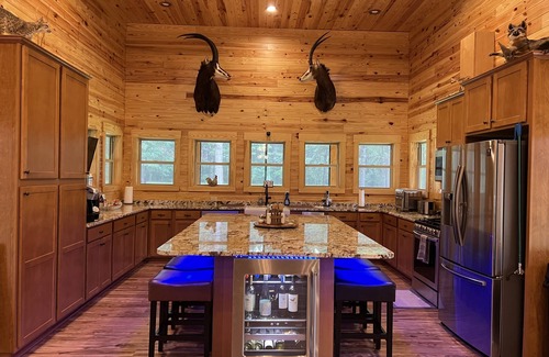 Fort Valley Cabin | This lodge is a 8 bedroom(s), 8.5 bathrooms, located in Fort Valley, GA.