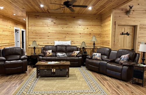 Fort Valley Cabin | This lodge is a 8 bedroom(s), 8.5 bathrooms, located in Fort Valley, GA.