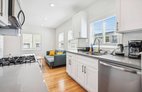 South Berkeley Apartment | This lovely 3BR apartment in Berkeley offers comfort and convenience