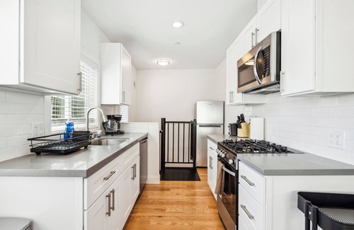 South Berkeley Apartment | This lovely 3BR apartment in Berkeley offers comfort and convenience