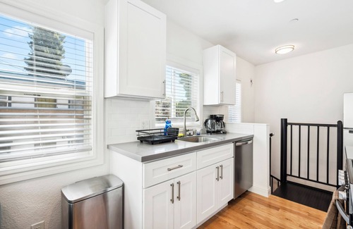South Berkeley Apartment | This lovely 3BR apartment in Berkeley offers comfort and convenience
