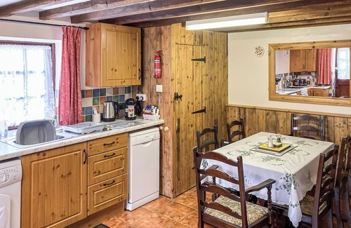 Poole Cottage | This lovely cottage is perfect for a small family or 2 couples looking to get away from it all.