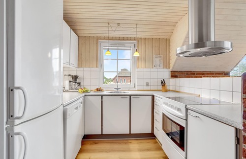 Klegod House | This lovely thatched vacation home is situated on a dune plot not far from the North Sea.