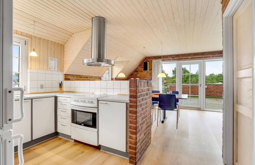 Klegod House | This lovely thatched vacation home is situated on a dune plot not far from the North Sea.