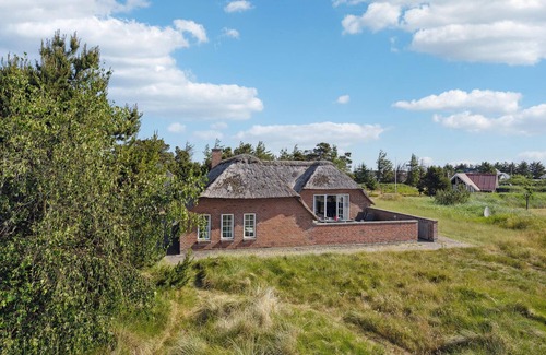 Klegod House | This lovely thatched vacation home is situated on a dune plot not far from the North Sea.