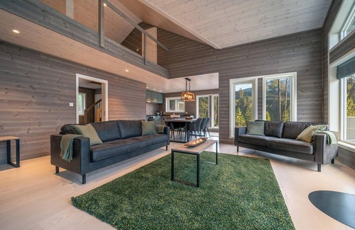 Vradal House | This luxurious holiday home with breathtaking views is suitable for 6 to 8 people. Within walking distance of the center of Vrådal.