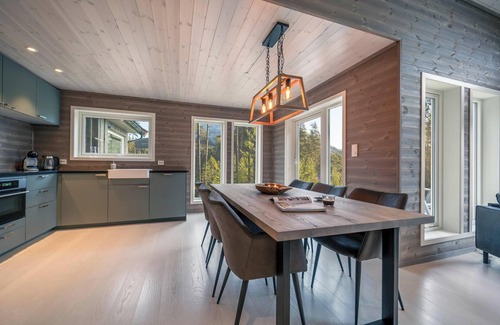 Vradal House | This luxurious holiday home with breathtaking views is suitable for 6 to 8 people. Within walking distance of the center of Vrådal.