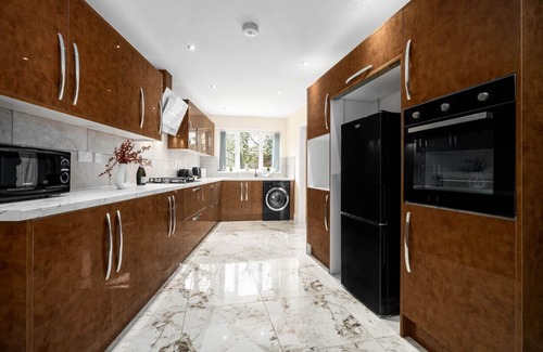 Harborne House | This luxury 4-bedroom townhouse is located in Harborne, a lovely area in the heart of Birmingham.