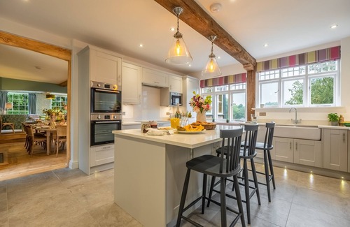 Pakenham House | This magnificent Grade II listed farmhouse dating from the 17th century sits proudly within 500 acre