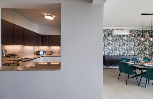 Sliema Condo | This modern 3 bedroom luxury seafront apartment on the 6th floor is situated in the most popular and upmarket town of Sliema. Fort Cambridge is an Award winning development of Luxury seafront apartments in Malta, where one can enjoy stunning views in