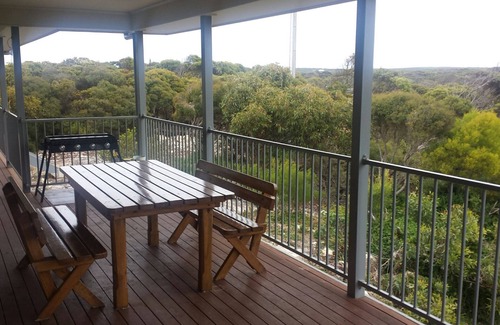 Newland House | This modern 4-bedroom holiday home offers families and couples a great getaway.