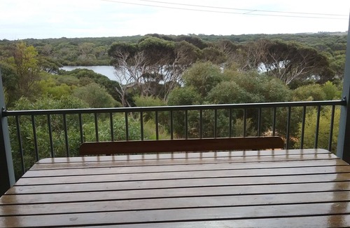 Newland House | This modern 4-bedroom holiday home offers families and couples a great getaway.