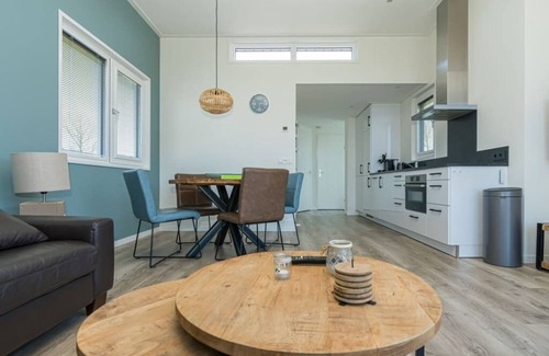 Burgh-Haamstede House | This modern chalet with 'Beach style' finish is located on a spacious plot and suitable for 4 people