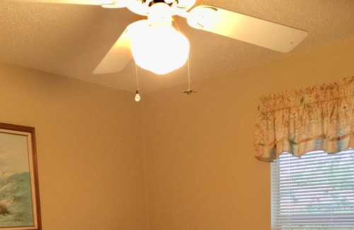 Mount Dora House | This Mt Dora home is ready for you! Fireplace/Front Porch Swing/Internet